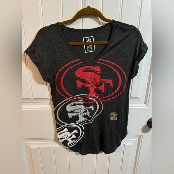 San Francisco 49ers Graphic Logo V Neck - Picture 2 of 6